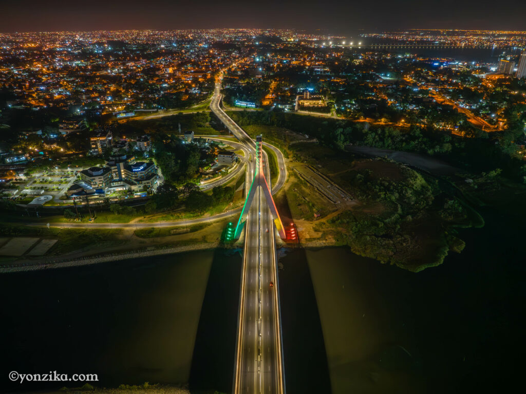 Le 3eme Pont d'Abidjan la nuit reflétant les couleurs de la République de Côte d'Ivoire. 