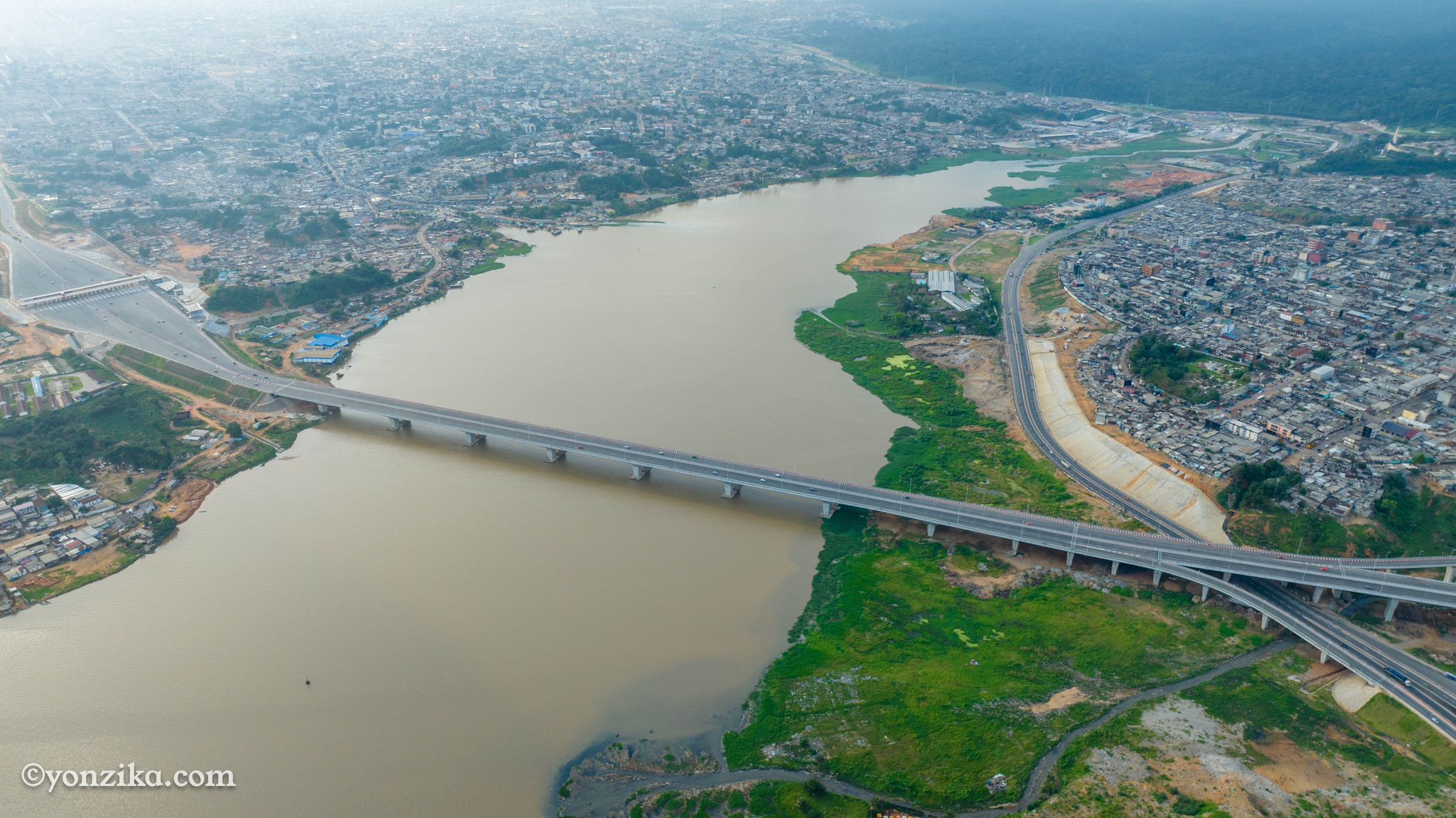 Le paysage magnifique qu'offre le 4e pont d'Abidjan. Une vue sur la lagune et sur le paysage 
