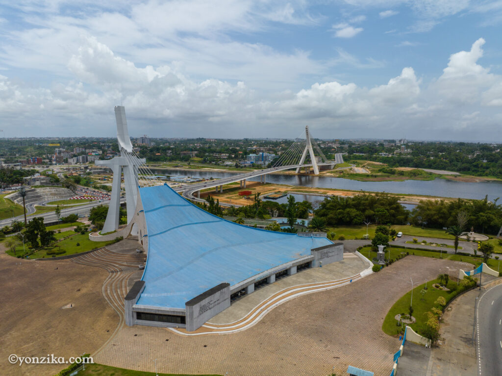 Le pont Alassane Ouattara et la Cathédrale Saint-Paul du Plateau sont deux éléphants qui barrissent à la gloire de la Côte d'Ivoire. 