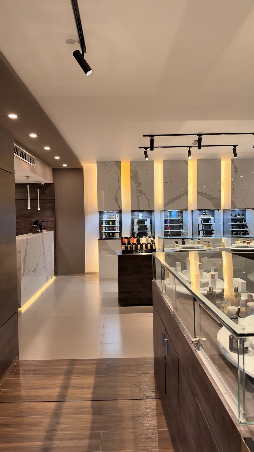 Intérieur de la boutique Bliss Parfumerie à Abidjan