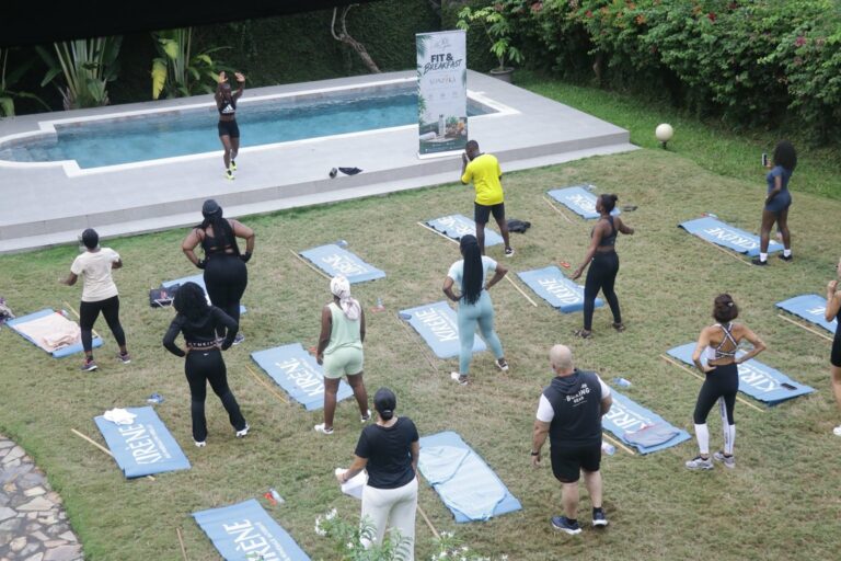 Vue panoramique de la séance sportive dans le jardin de la Villa Ayaba lors du Fit & Breakfast
