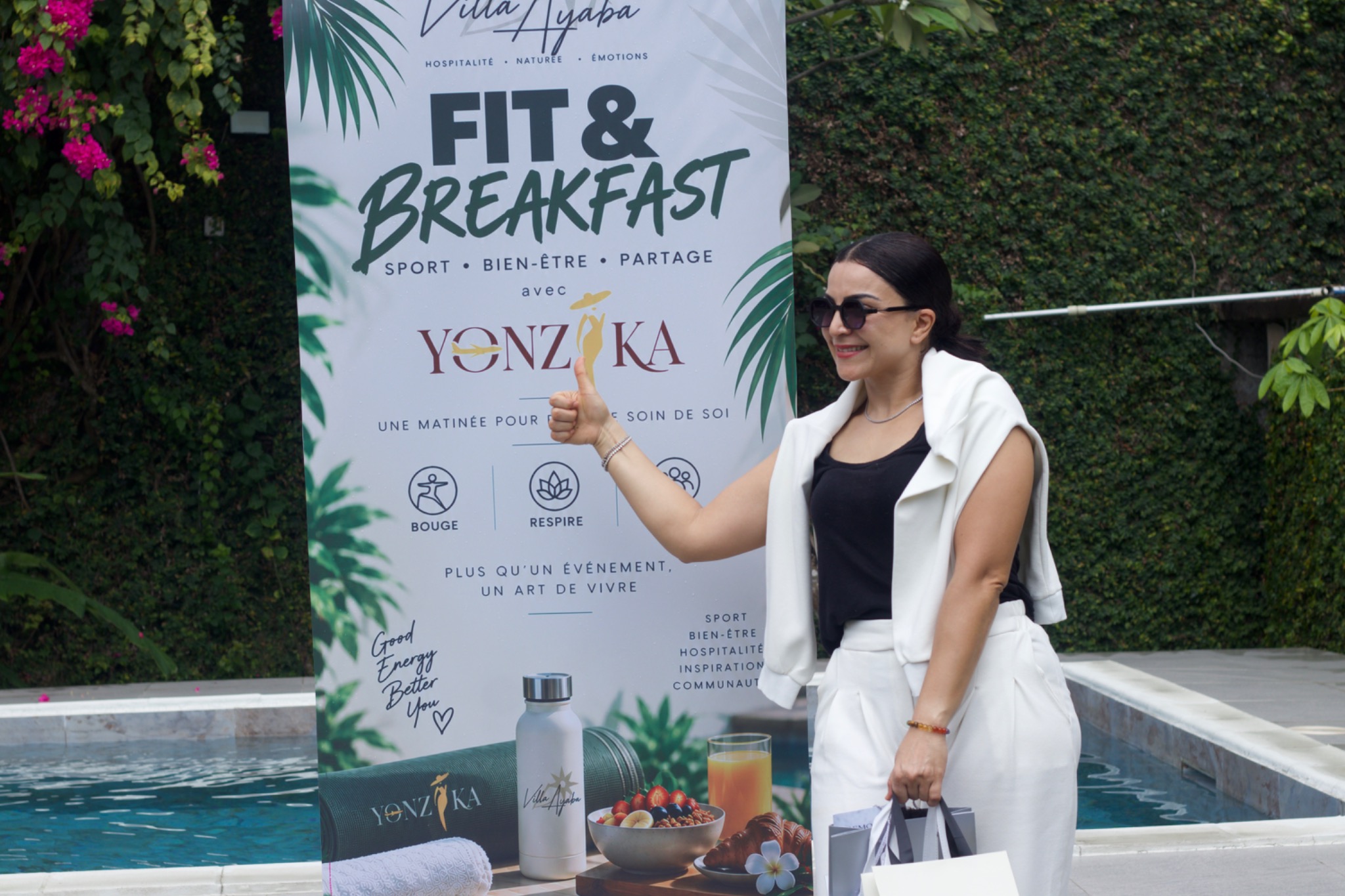 Participante devant l'affiche Fit & Breakfast Yonzika